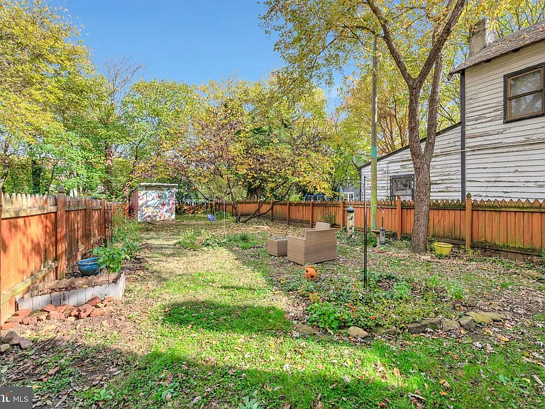 305 Prince Edward St — Photo 9