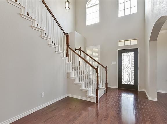 3rd image of 801 Peach Ln
