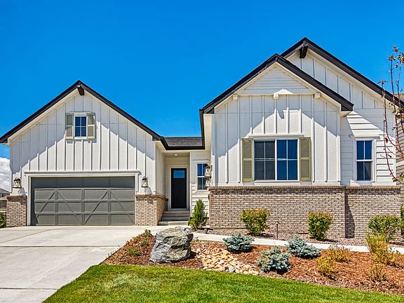 Pinecrest Exterior - Carriage Hills