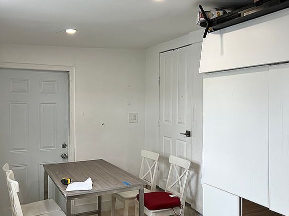 5th image of 421 Maple St