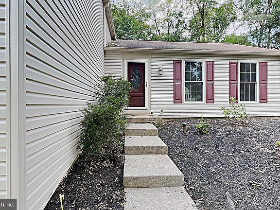 5th image of 951 Carriage House Ct