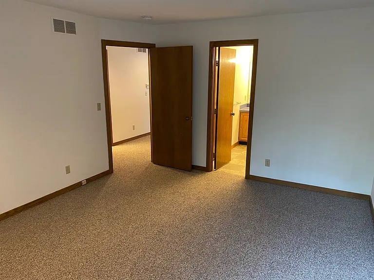 4813 Russell St — Photo 8