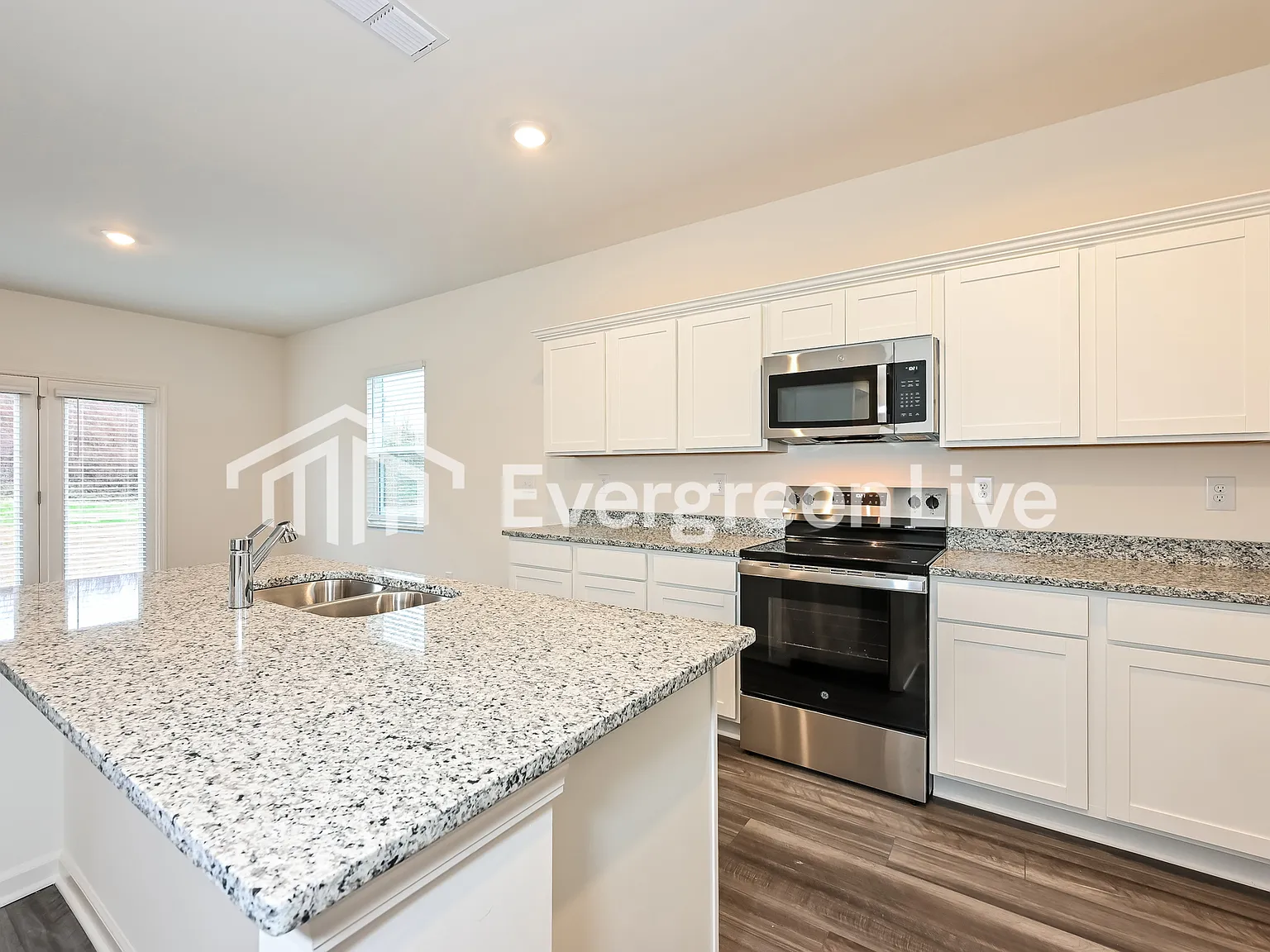 4 bed, 2.0 bath, 2279 sqft, $2,090 — Photo 4