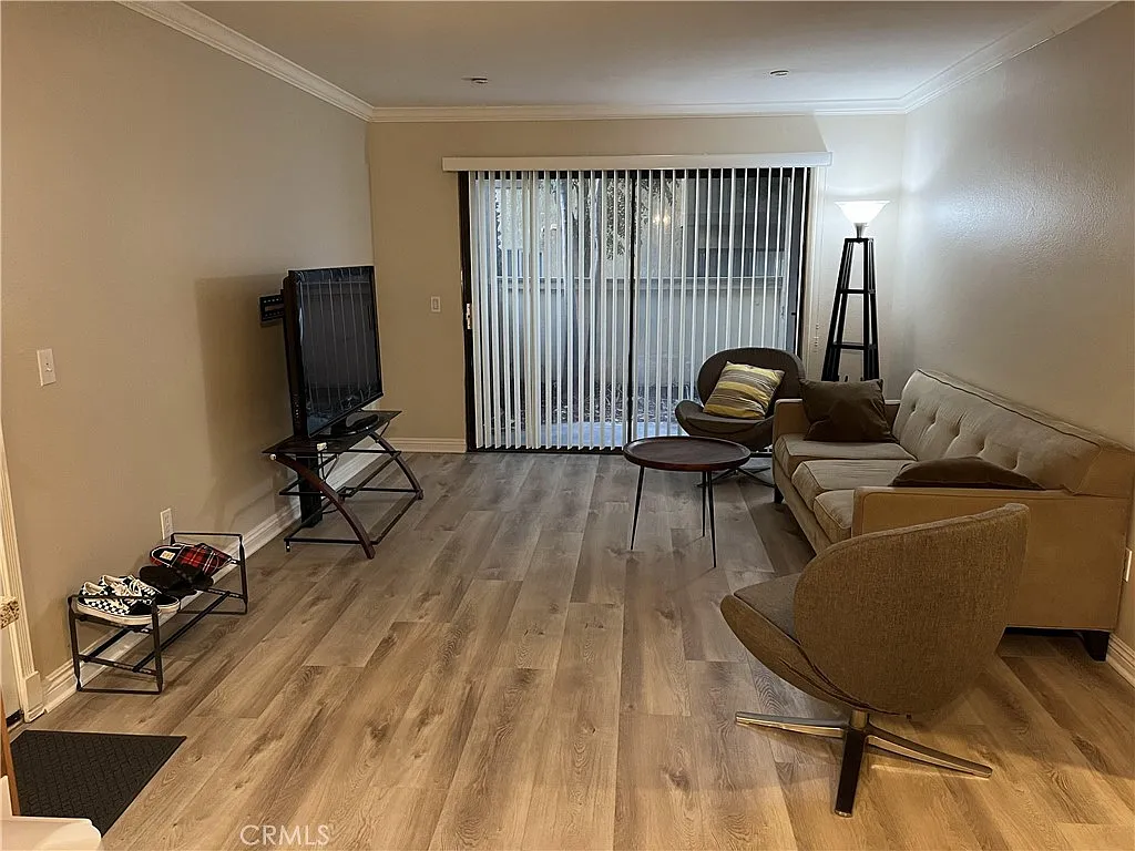1 bed, 810 sqft, $1,300 — Photo 2