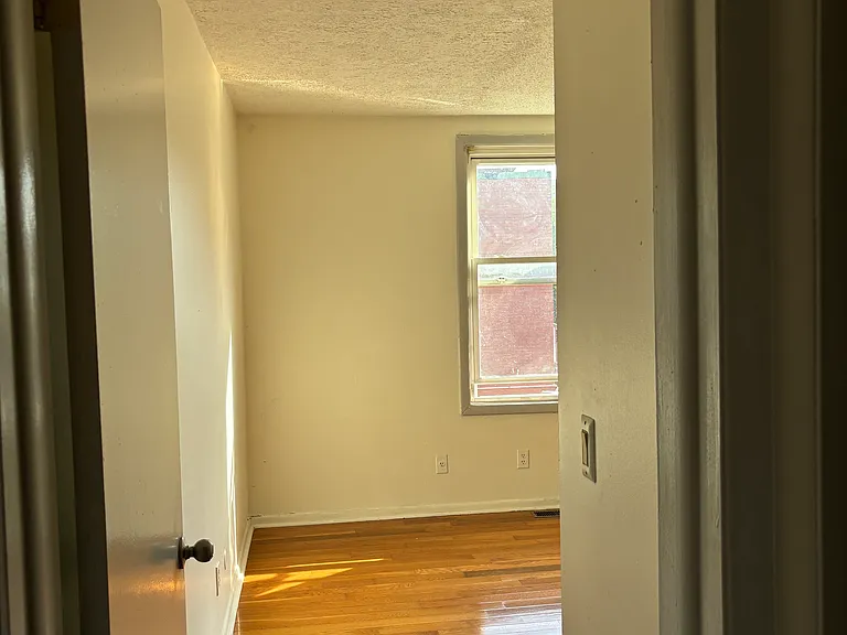 896 Longwood Ave — Photo 6