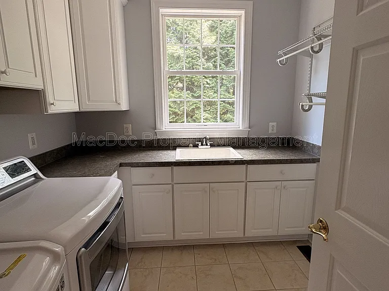 10802 Cedar Creek Dr — Photo 14