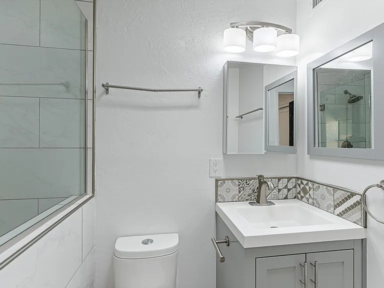 Riverside Suites — Photo 82