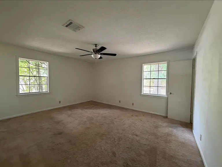 2102 Elmwood Dr — Photo 13