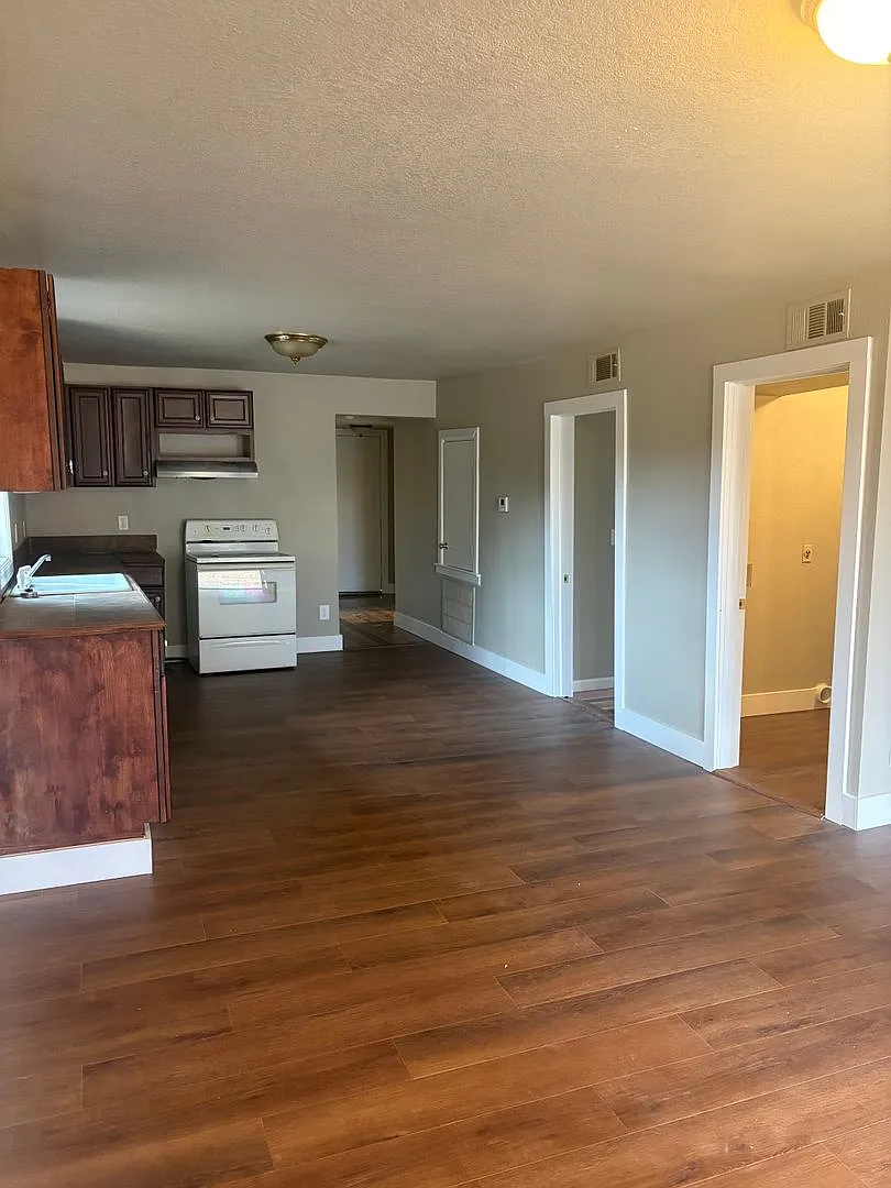 4 Bedroom and 1 Bathroom House — Photo 4