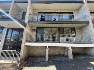 18 Massa Ln, Edgewater, NJ 07020