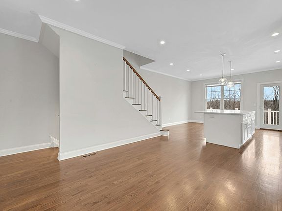 5th image of 170 Woodside Ave E