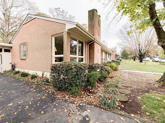 3rd image of 2316 Woodcrest Dr