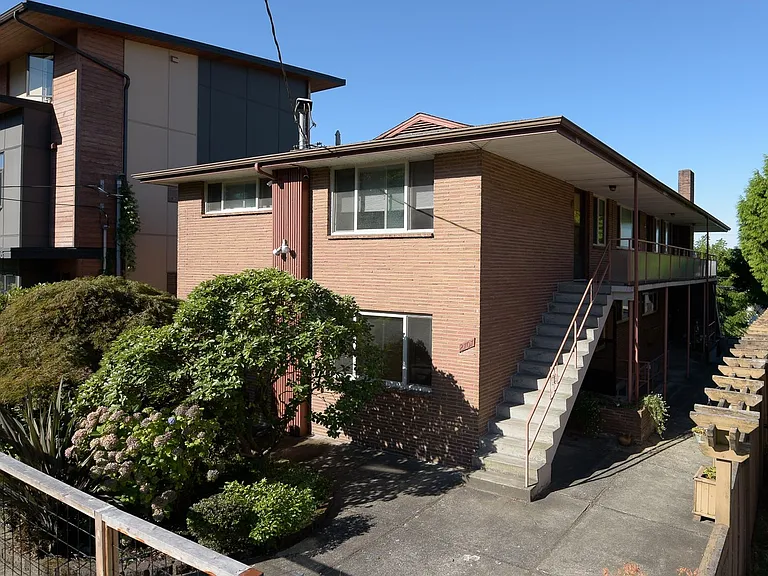 2707 Franklin Ave E — Photo 8
