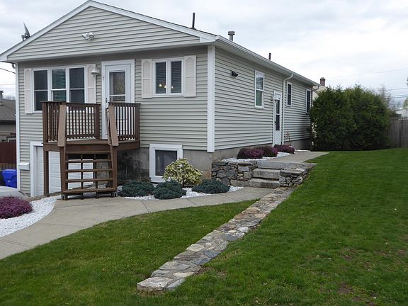 Front view: side entrance and manageable yard