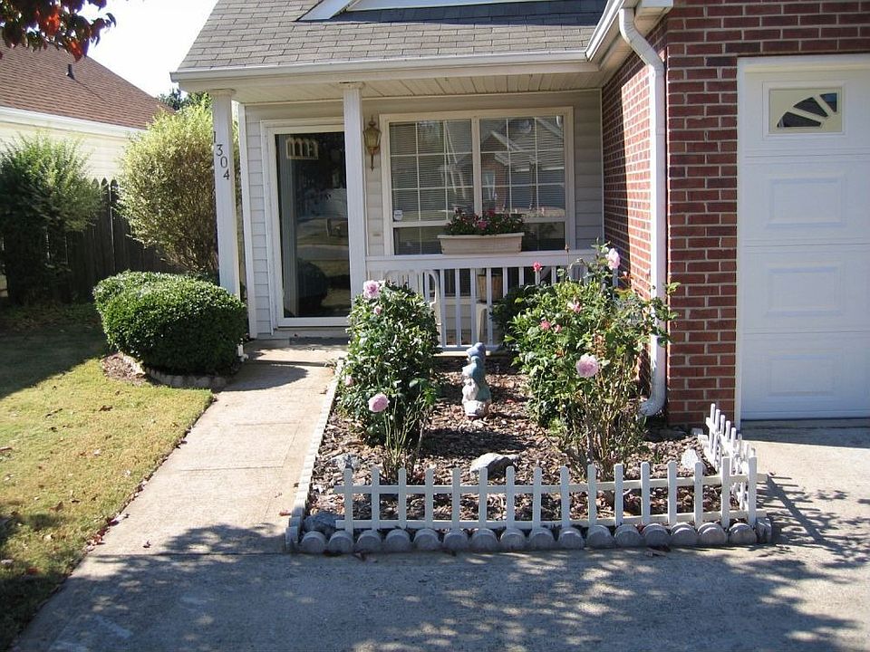 2nd image of 1304 Yorkshire Ln