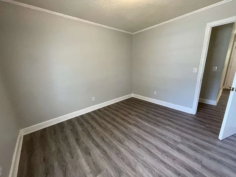 204 E James St — Photo 14