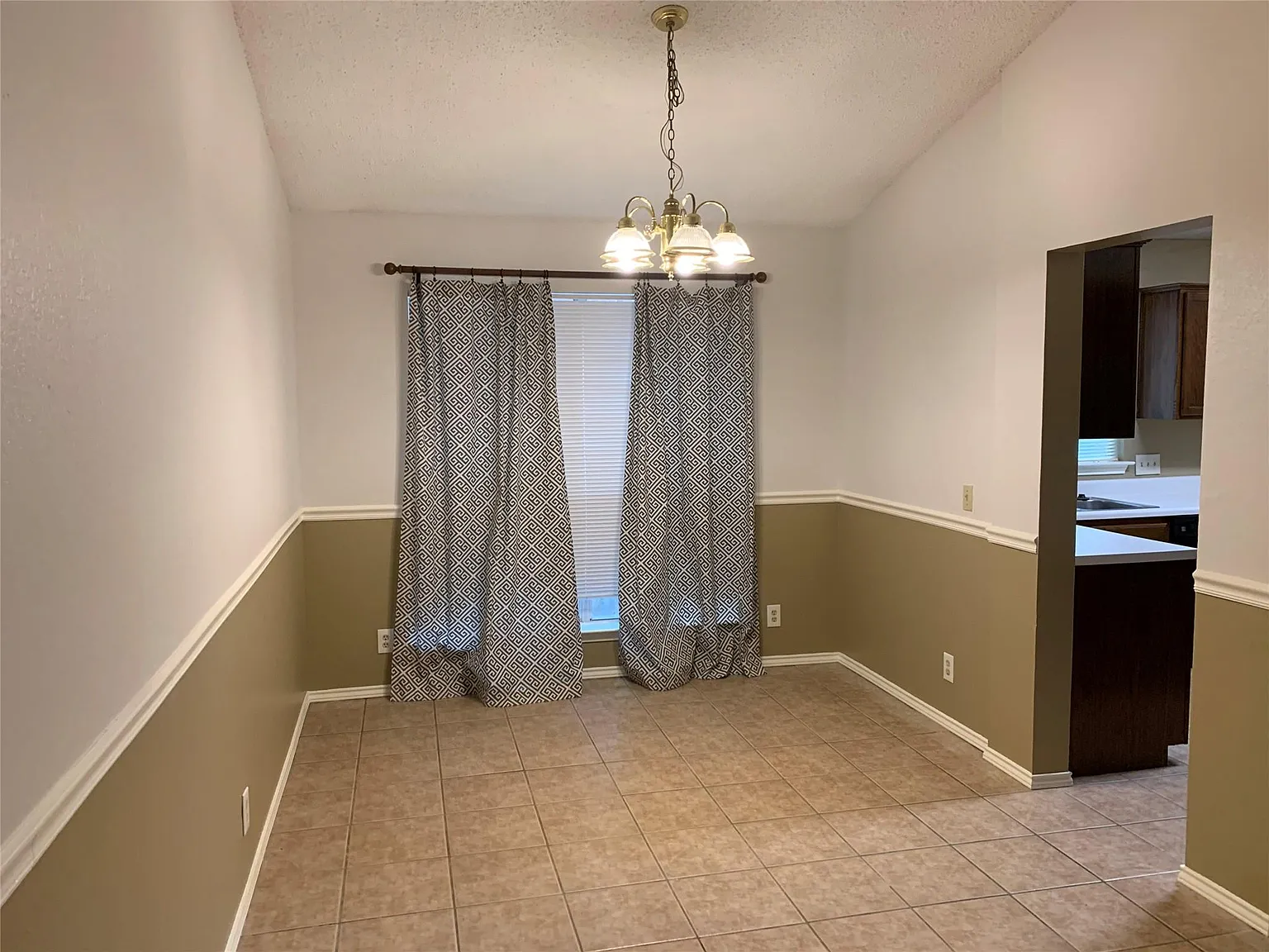 3 bed, 2.0 bath, 1519 sqft, $2,000 — Photo 4