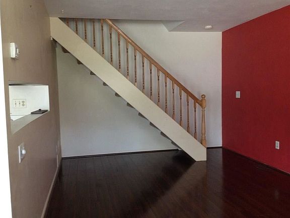 4th image of 4 Falcon Ln W