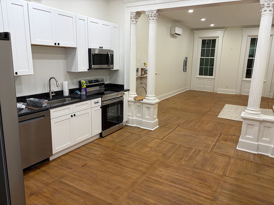 Sizable kitchen with excellent lighting with plenty of space for entertaining.