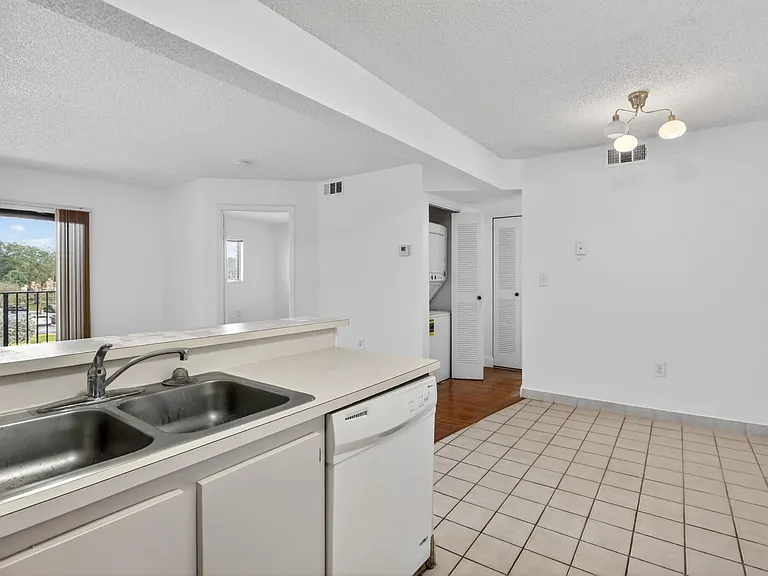 300 Palm Cir W #305 — Photo 10