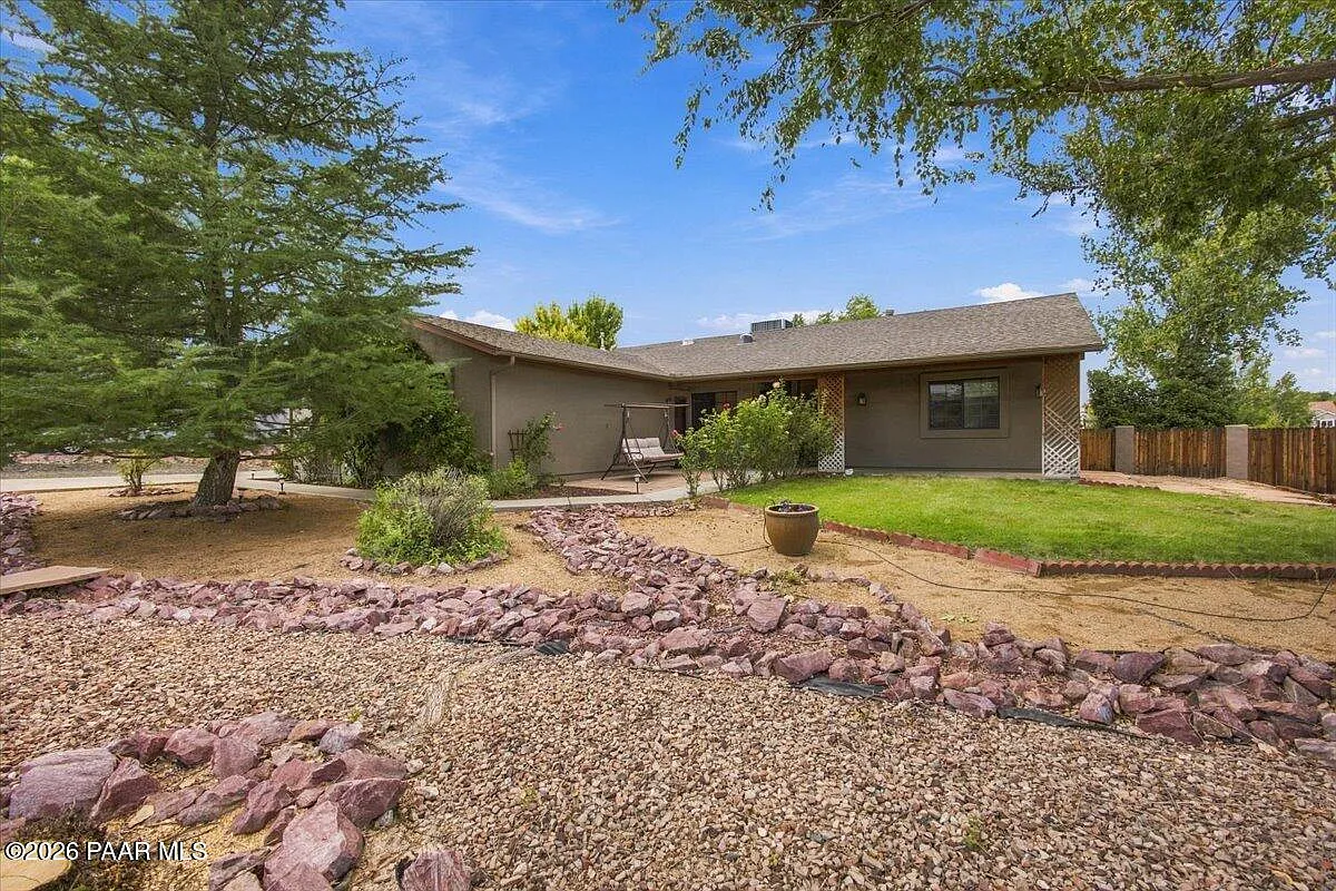 3 bed, 2.0 bath, 1914 sqft, $2,600 — Photo 1