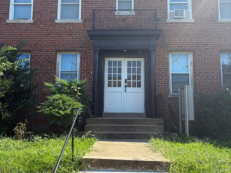 221 35th St NE #4 — Photo 9