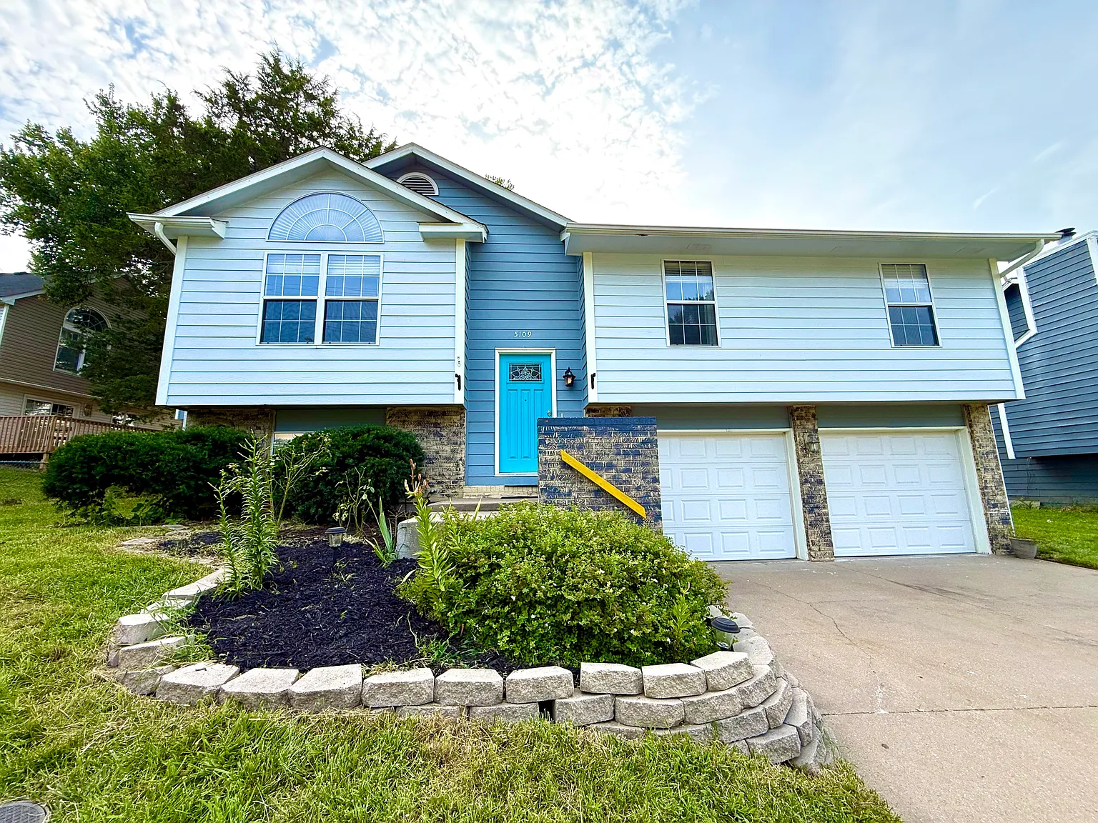 3 bed, 2.5 bath, 1897 sqft, $2,000 — Photo 2