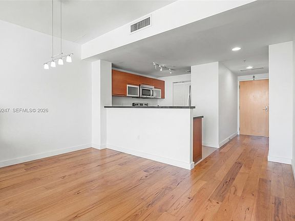 3rd image of 253 NE 2nd St APT 1007