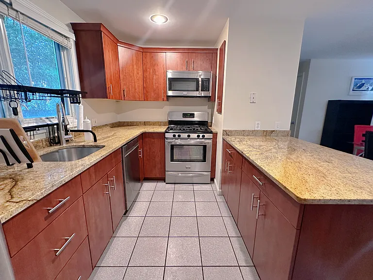 208 University Ave — Photo 8