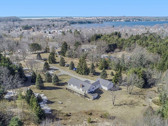 3rd image of 2562 N Lakeshore Dr