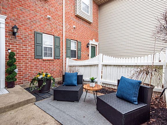 5th image of 608 Spring Valley Dr