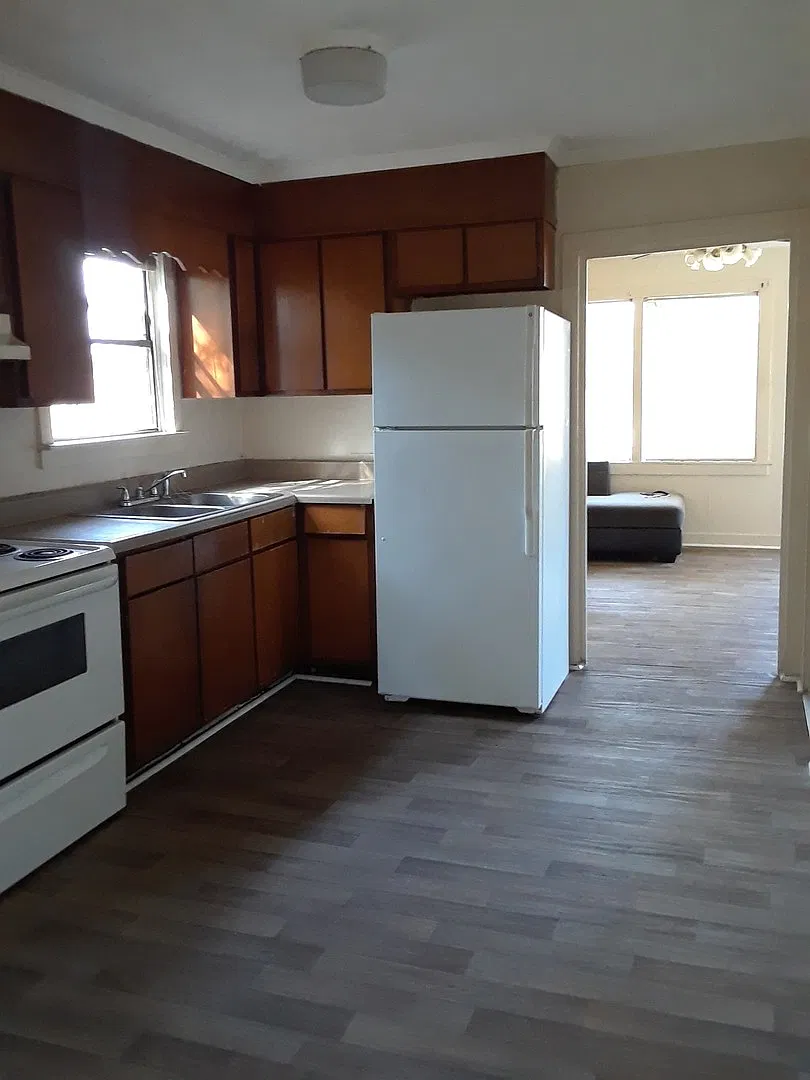 210 Barton — Photo 3