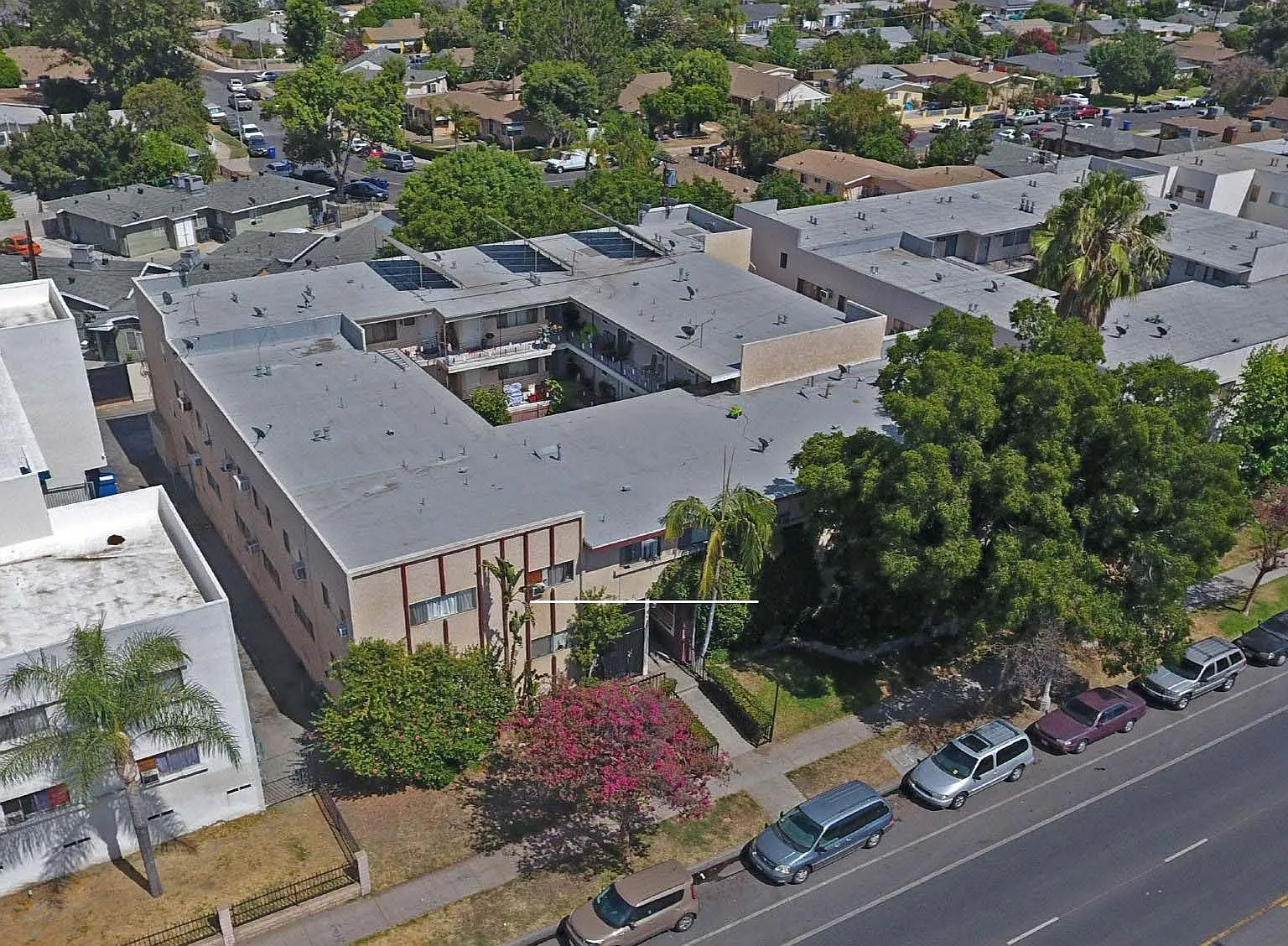 Chateau 8924 Van Nuys Apartments, LLC — Photo 3
