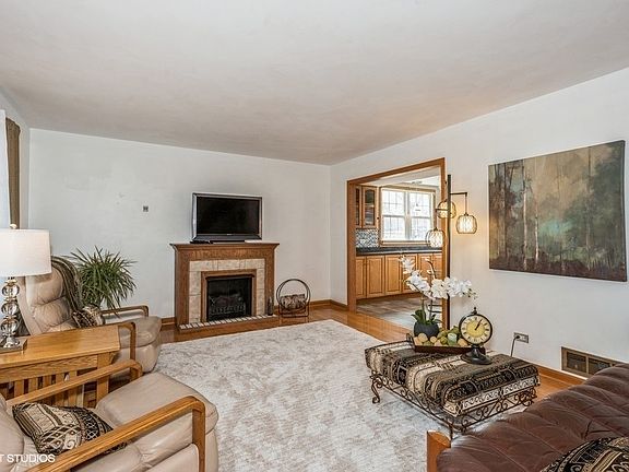 5th image of 1090 Borden Dr