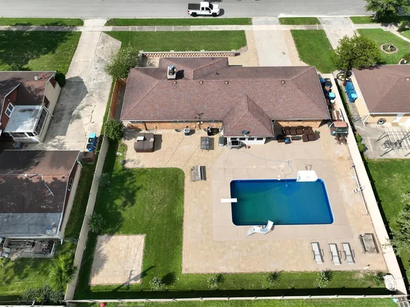378 Oakwood Dr, Crete, IL 60417