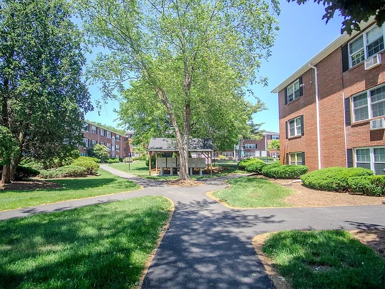 3 Tara Dr #4 — Photo 2
