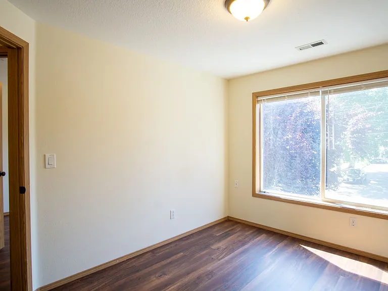 Great Piedmont 3 Bdr Townhouse w/Fireplace, DW + Garage! — Photo 20