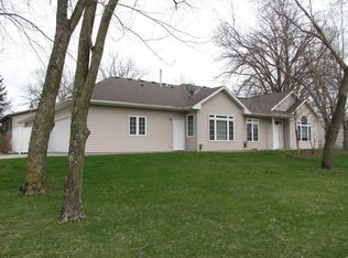 31 Grove St, Central City, IA 52214