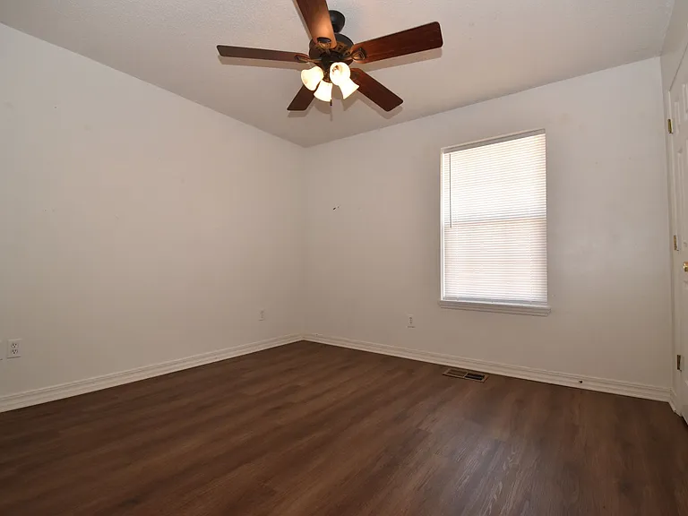 207 N Homer St — Photo 10