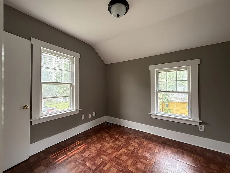 915 Woodstock Ave — Photo 12