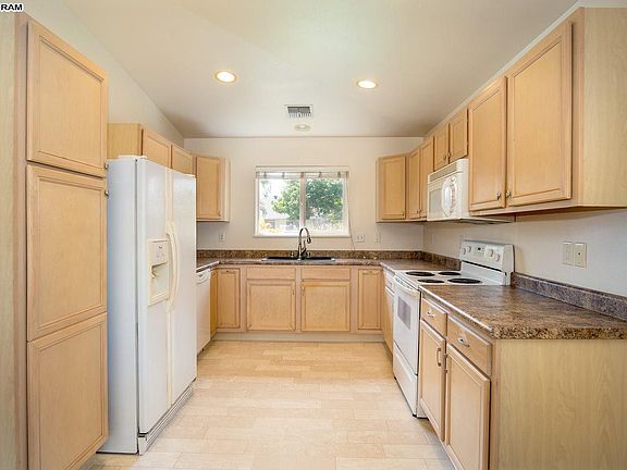 2nd image of 221 Kauhaa St