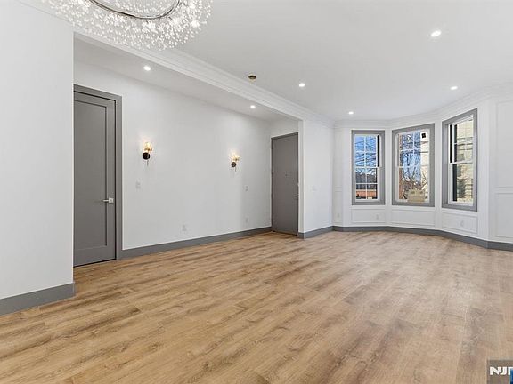 3rd image of 821 18th St
