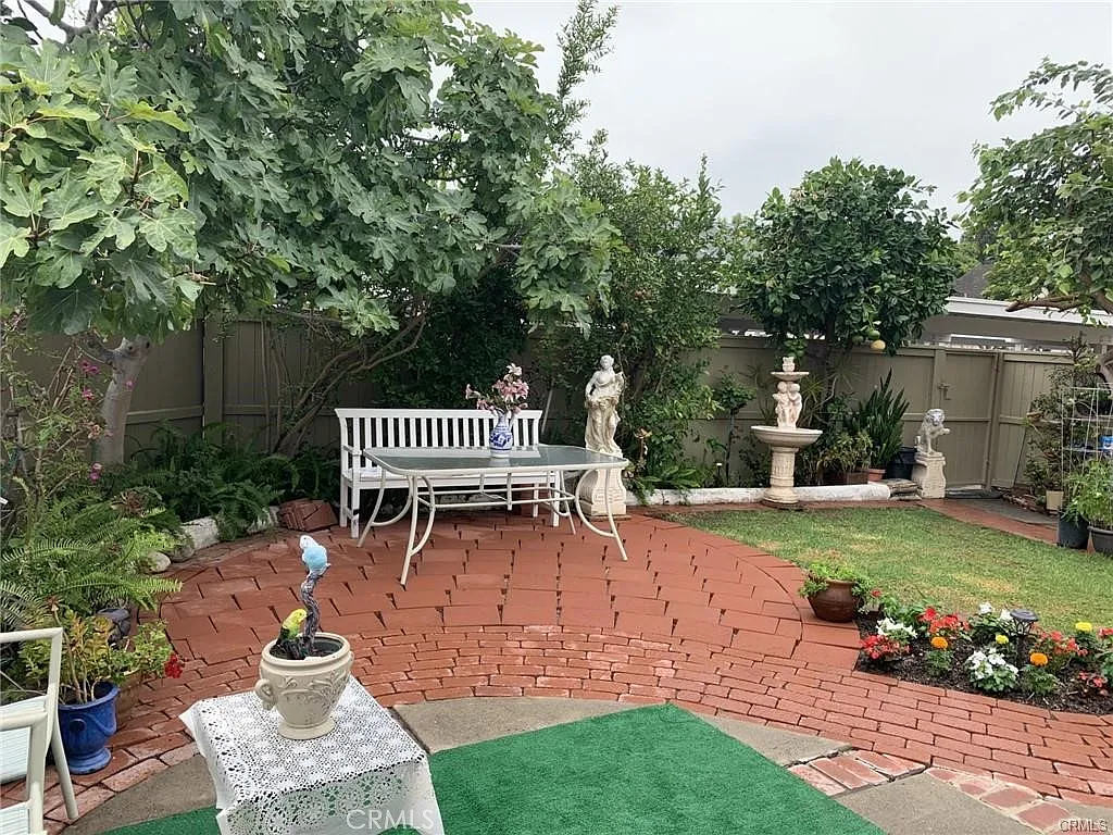 3 bed, 1114 sqft, $4,900 — Photo 2