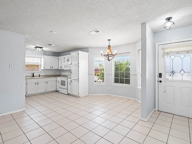 10702 Akron Ave — Photo 4