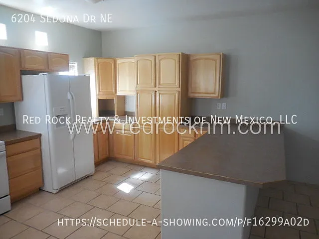 Rarely available 4BR Home in High Desert — Photo 3