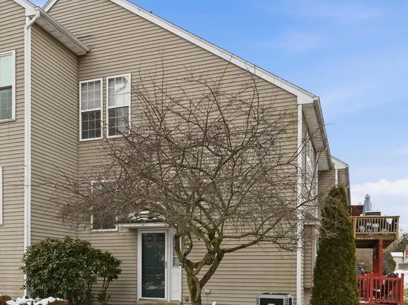 2 Horseshoe Dr, Douglassville, PA 19518