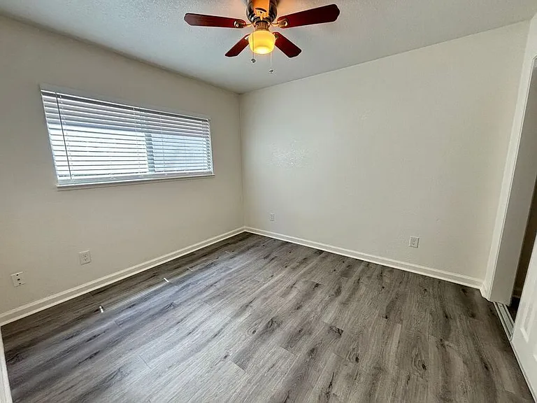 2227 Bonar St #D — Photo 10