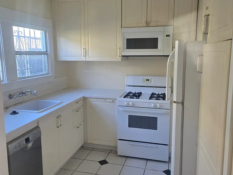 3028 1/2 9th Ave #3028-1/2 — Photo 1