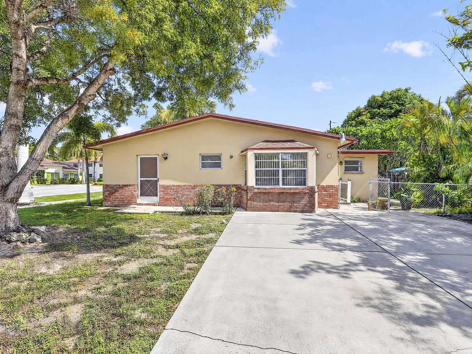 4 bed, 2.0 bath, 2069 sqft, $4,000 — Photo 3