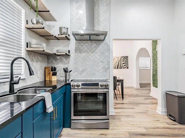 2325 W Green St — Photo 4